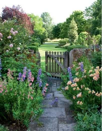 Engelse Tuin Met Bloemen En Hek Garden Tuin Engelse Tuin
