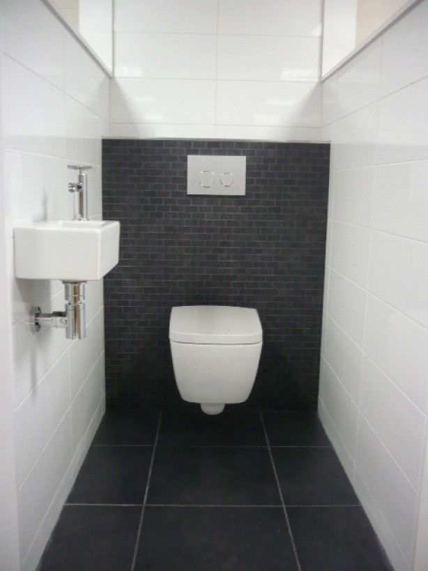 Pin Van Gabi Tuchler Op Small Bathrooms Badkamer Ideeen Wit Klein Toilet Badkamer Vloertegels