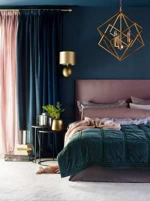 Slaapkamer In De Kleuren Roze Donkerblauw En Messing Met