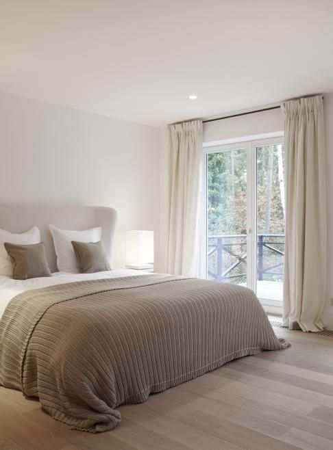 Serene Taupe And White Contemporary Bedroom Slaapkamerideeen Slaapkamerdesigns En Slaapkamer Interieur