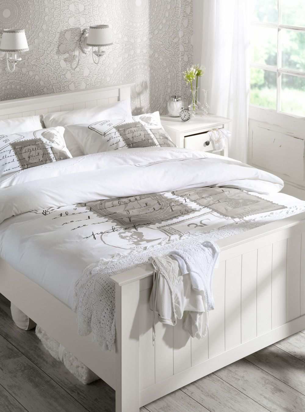 Een Landelijke Slaapkamer In Wit Met Een Romantisch Tintje White
