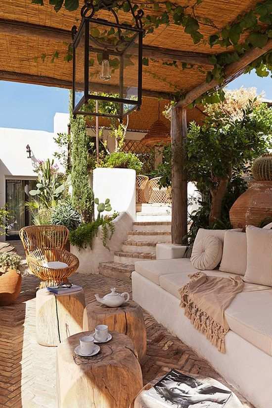 Een Mooie Mediterrane Tuin Met Zithoek En Verhoogde Beplanting