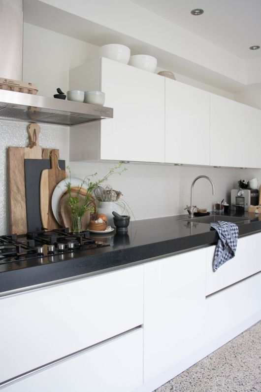 Strakke Witte Keuken Met Zwart Werkblad En Brede Lades Keukens