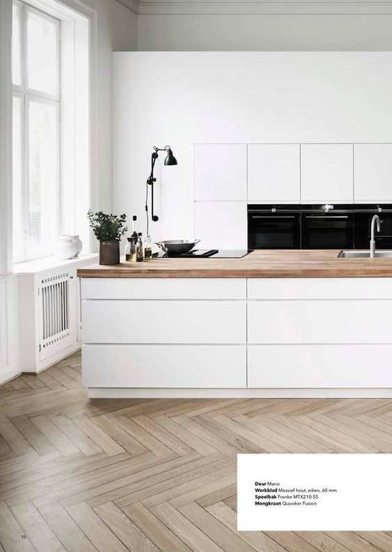 Strakke Witte Keuken Met Zwart Werkblad En Brede Lades Keukens